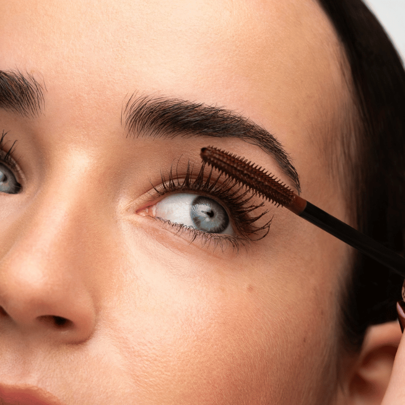 brown mascara on model Hildun beauty