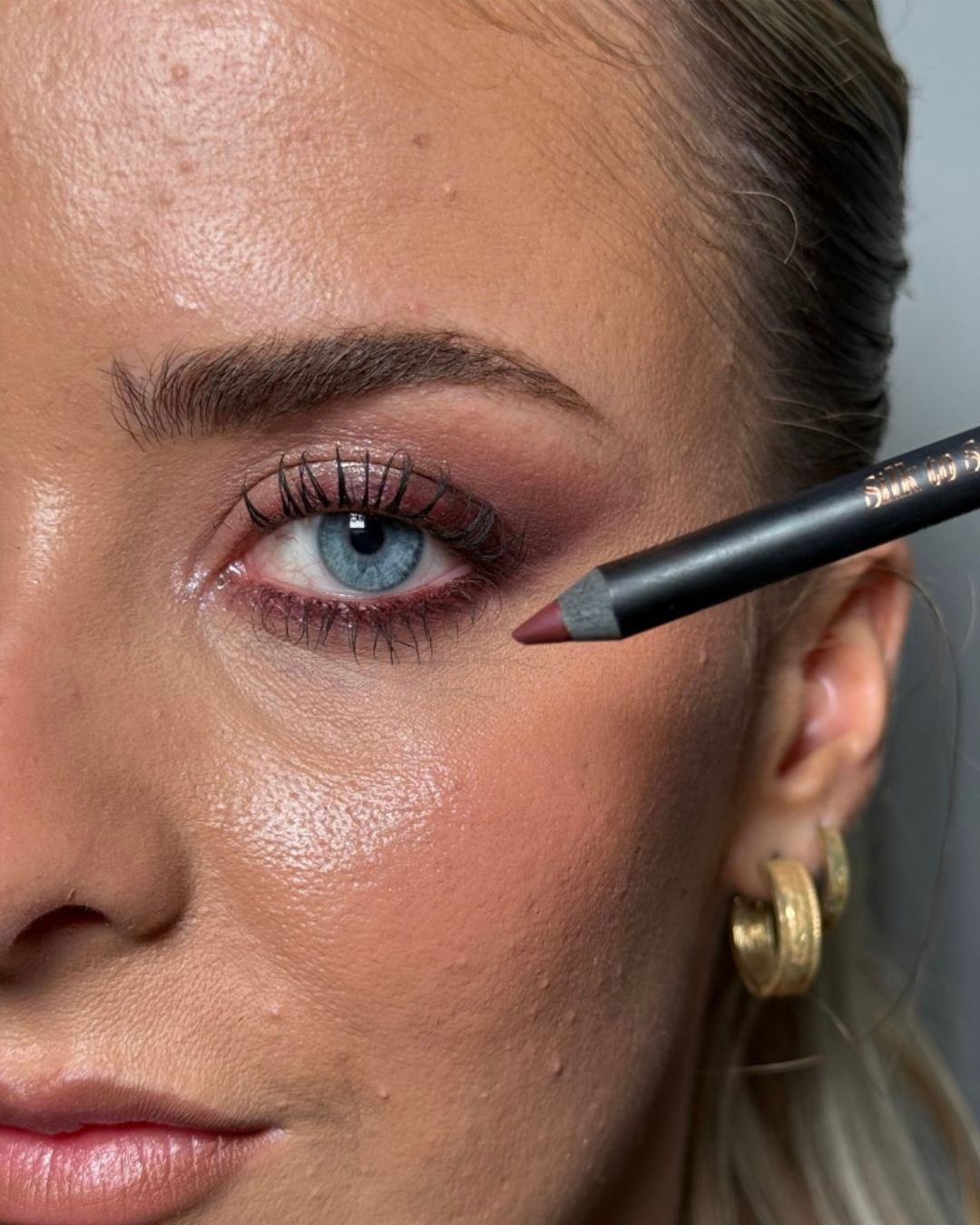 burgundy eyeliner with blue eyes