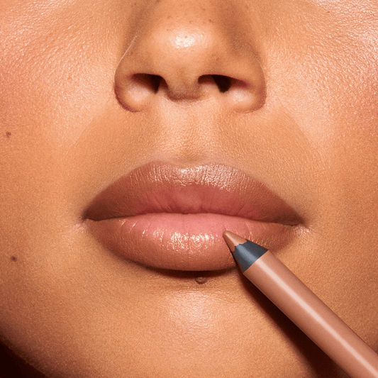 Hildun Beauty Hayley lip liner, women model with lip liner against her lip